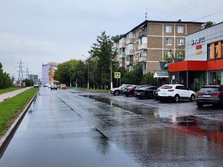 На улице Мира обновили проезжую часть и расширили парковки