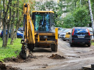 В Лобне строители устанавливают бортовой камень во дворах на улице Ленина