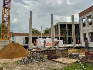 На стройке нового корпуса городского лицея приступают к установке окон