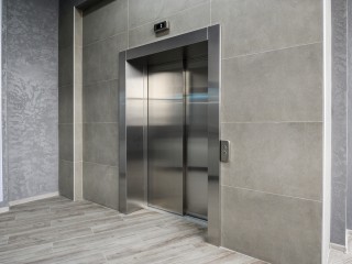 Застрявших в лифте посетителей ТРЦ «Красный кит» освободили за 10 минут