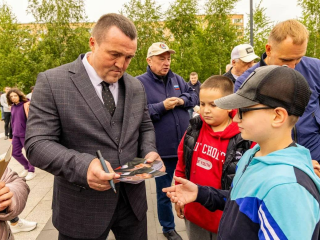 Чемпион мира по боксу провел тренировку и раздал автографы в Центральном парке