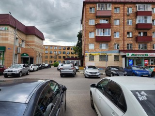 На улице Ногина во дворе дома №6 заменен асфальт, установлены новые бордюры и скамейки