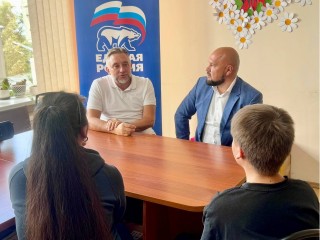 И форма, и канцелярия: сыну героя спецоперации вручили полный комплект для школы