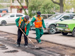 Оккупировавшие двор в Куровском рабочие приятно удивили местных жителей