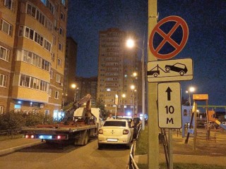 Подмосковные инспекторы борются с парковкой автомобилей возле контейнерных площадок