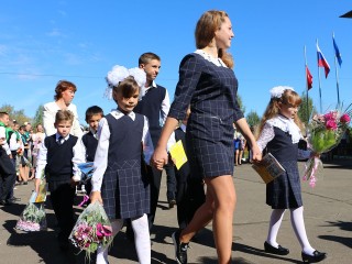Семьи с детьми в Воскресенске получили помощь на школьную форму и подготовку к учебе