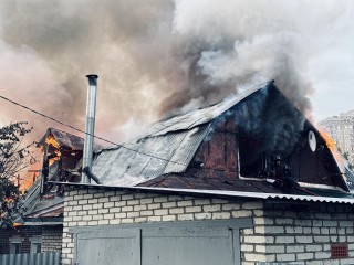 Спасатели ликвидировали возгорание двухэтажного дома в Раменском через несколько часов