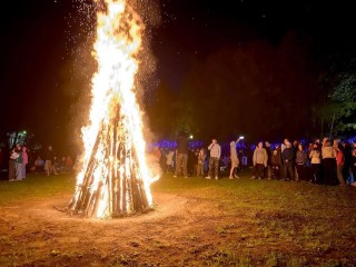 Огромный прощальный костер зажгли в подольском лагере «Родина»