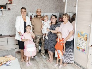 В Орехово-Зуеве вручили рюкзак и канцтовары будущей первокласснице из семьи участника СВО