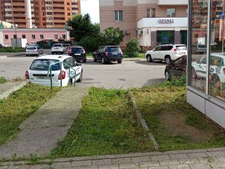 Высокую траву скосили возле автобусной остановки на улице Толмачева в Ивантеевке