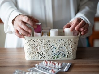 Врач назвала препараты и витамины, которыми нужно пополнить аптечку осенью