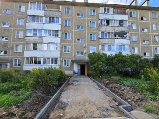 У дома в Клементьеве ремонтируют пешеходную дорожку и обустраивают парковку