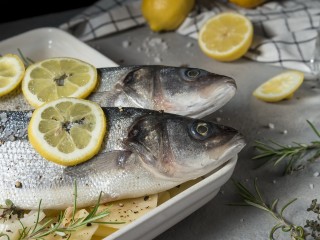 Запеченная рыба с лимоном и травами — идеальный рецепт четверга