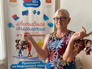 Ружанка создает обереги в виде Чебурашек