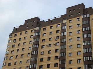 В доме на Садовой обновили входную группу