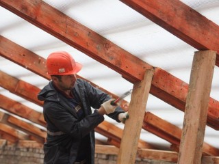 Крышу пятиэтажки на улице Мира полностью вернут на место через три недели