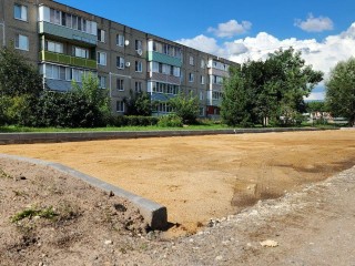 В Красной Пойме ремонтируют двор, подрядчики делают парковки и дорожки к подъездам