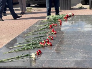 Волонтеры и кадеты возложили цветы у памятника героям Свирской дивизии