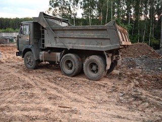 В Большом Соврасове ищут нарушителей, выгрузивших мусор на чужой участок