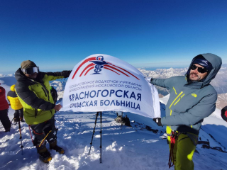 Красногорский хирург покорил самую большую вершину России с первого раза