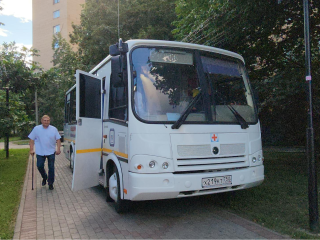 В сквере МИГ-29 в Люберцах врачи поликлиники принимали пациентов в мобильном пункте