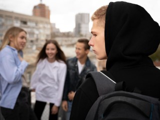Жители Лотошина вступились за подростков, гуляющих по прилавкам