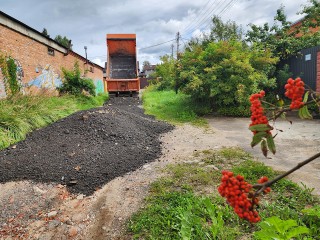 Дорогу в Красноармейске привели в порядок за один день при помощи асфальтной крошки