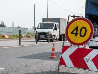 Специалисты «Мосавтодора» Рузского округа убрали мусор и отремонтировали дорожные знаки