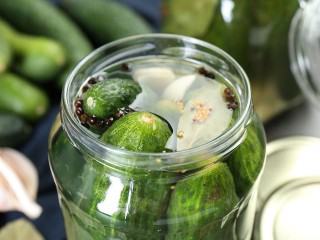 Соленые огурцы «Вкуснятина»: деревенский рецепт без бочки использует жуковчанка