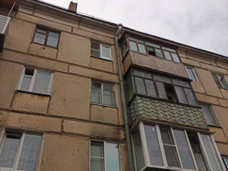 Крышу многоквартирника на Садовой починят к сентябрю