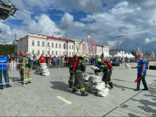 Подмосковные пожарные дебютировали на силовом экстриме в Тобольске