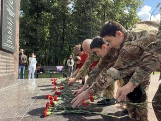 Раменская молодежь возложила цветы к памятнику героев Свирской дивизии