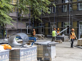 В одной из старейших школ Электростали ремонтируют фасад и проводят отделку помещений