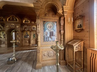 В храме в Вербилках вручную вырезали из дерева полный иконостас и киоты
