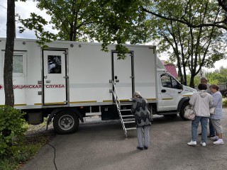 Жители Фосфоритного проверяют здоровье рядом с домом в передвижном флюорографе