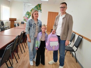 Первоклассникам из малообеспеченных семей Подмосковья вручают подарочные школьные наборы