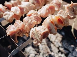 Качели, горки и мангал: неизвестные пожарили шашлык на детской площадке в Одинцове