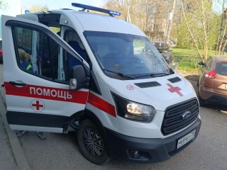 Спасатели транспортировали в машину скорой помощи больного пенсионера в Волоколамске