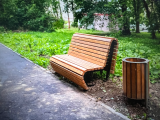Скамейки в сквере на улице Ленина перенесли в безопасное место после жалоб на вандалов