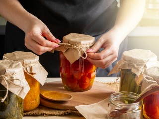 Вкус детства в банке: сладкие маринованные помидоры, которые съедят первыми