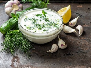 Соус Зеленая богиня к драникам и кабачковым оладьям подает кулинарка из Бронниц