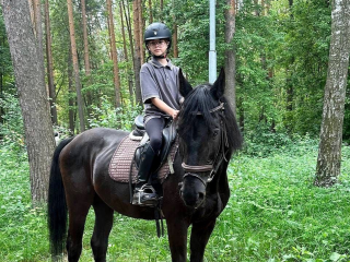 Ездить верхом научат детей из Котельников в дневном лагере конно-спортивной школы «Белка»