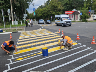 В Жуковском на улице Семашко наносят дорожную разметку