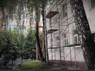 В Гимназии №2 обновляют кровлю и фасад здания