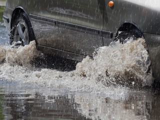 Водителям дали рекомендации по спасению машины во время сильного ливня