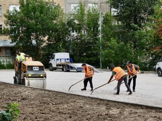Дворы в Рабочем поселке станут зеленее, а дети и автолюбители — счастливее