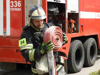 Пожарные ликвидировали возгорание в заброшенном здании в деревне Сотниково
