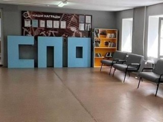 В колледже Истры появились мягкие диваны и полка для обмена книгами