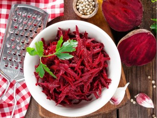 «Научили в Ташкенте»: свеклу по-корейски к мясу и птице подает бронницкий гурман