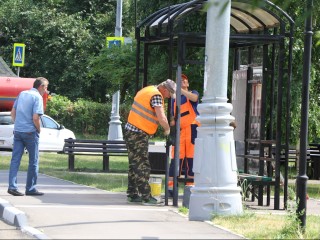 На дорогах 10 округов Подмосковья привели в порядок остановочные павильоны